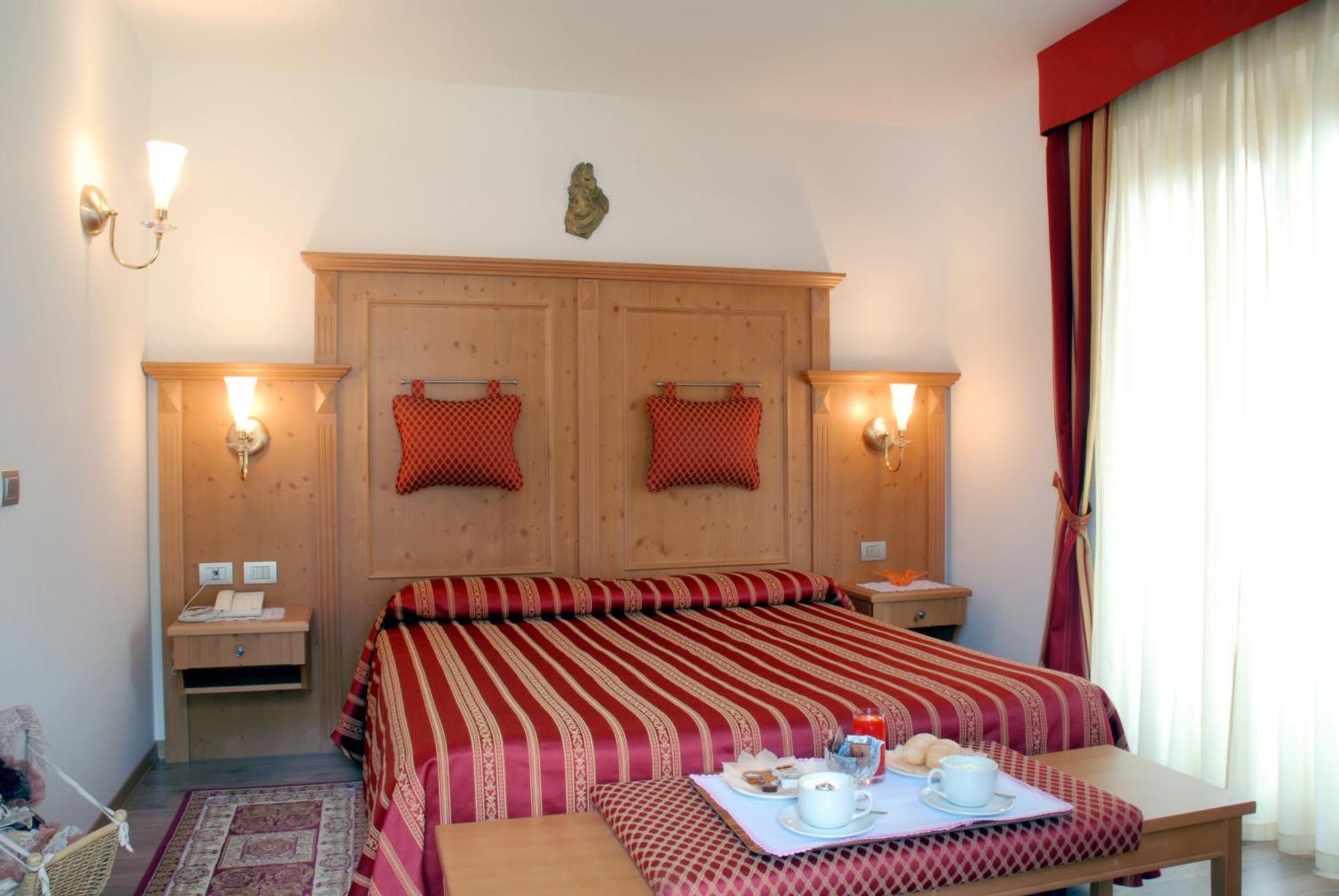 Hotel Sass Maor Fiera Di Primiero Exteriör bild