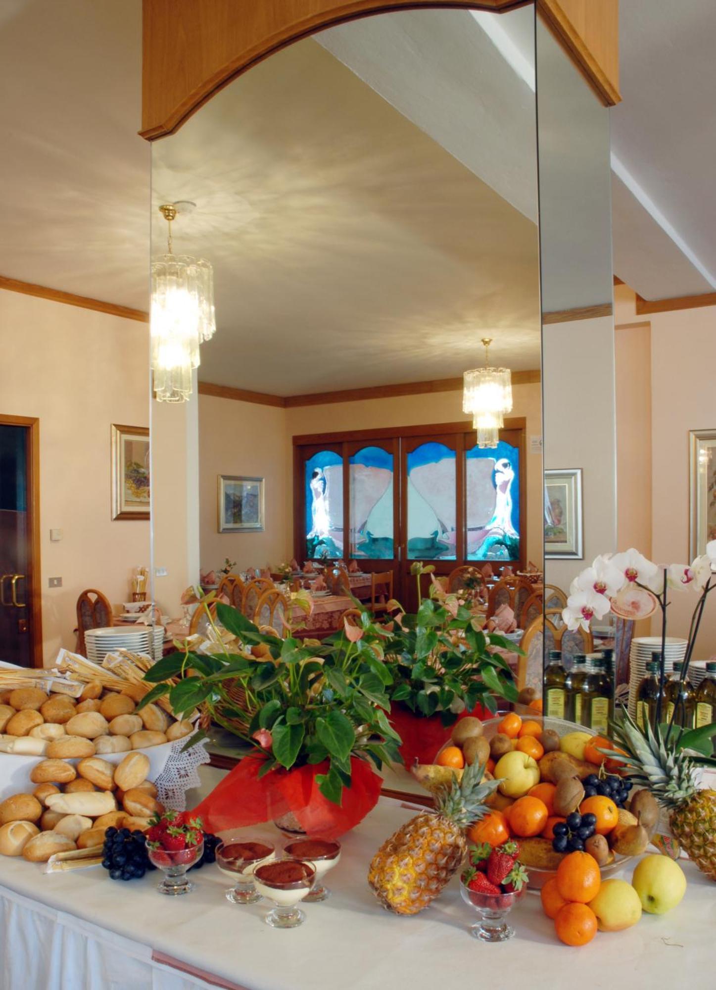 Hotel Sass Maor Fiera Di Primiero Exteriör bild